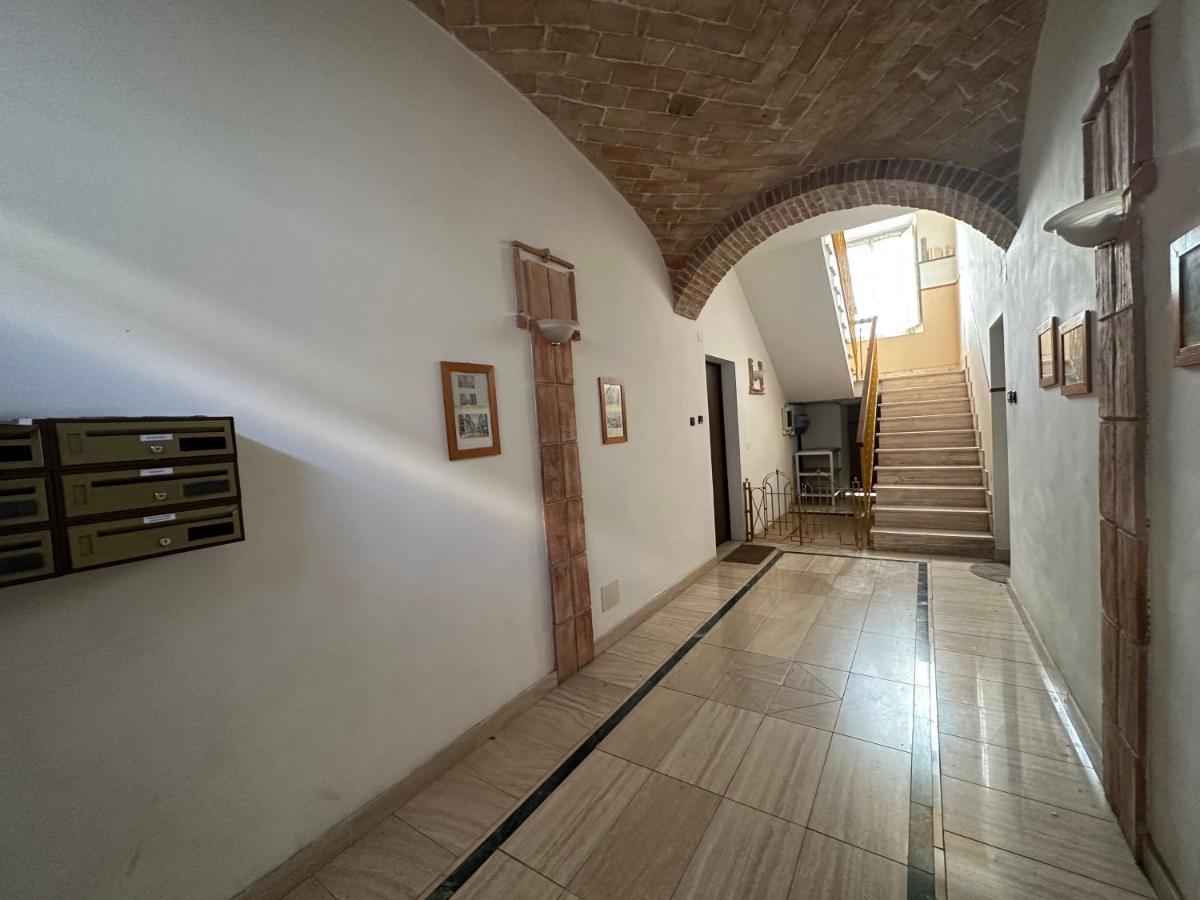 Casa Susanna - Delizioso Piano Terra, Centralissimo, Superservito, Tranquillo, Appena Fuori Ztl Parcheggio Libero Terni Esterno foto